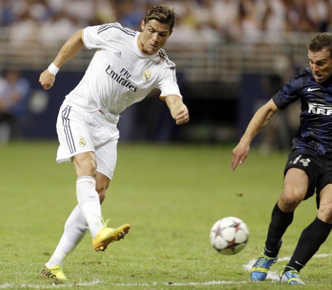 Cristiano Ronaldo e Hugo Campagnaro durante la sfioda Inter-Real Madrid 0-3 a Saint Louis negli Stati Uniti. Ap